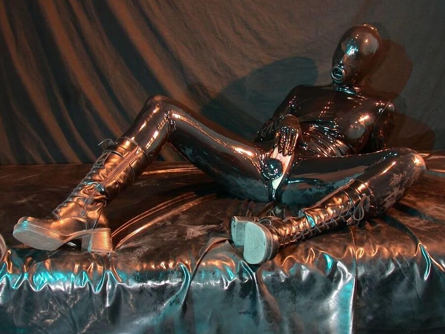 16P Images Rubber At The Latex Alien