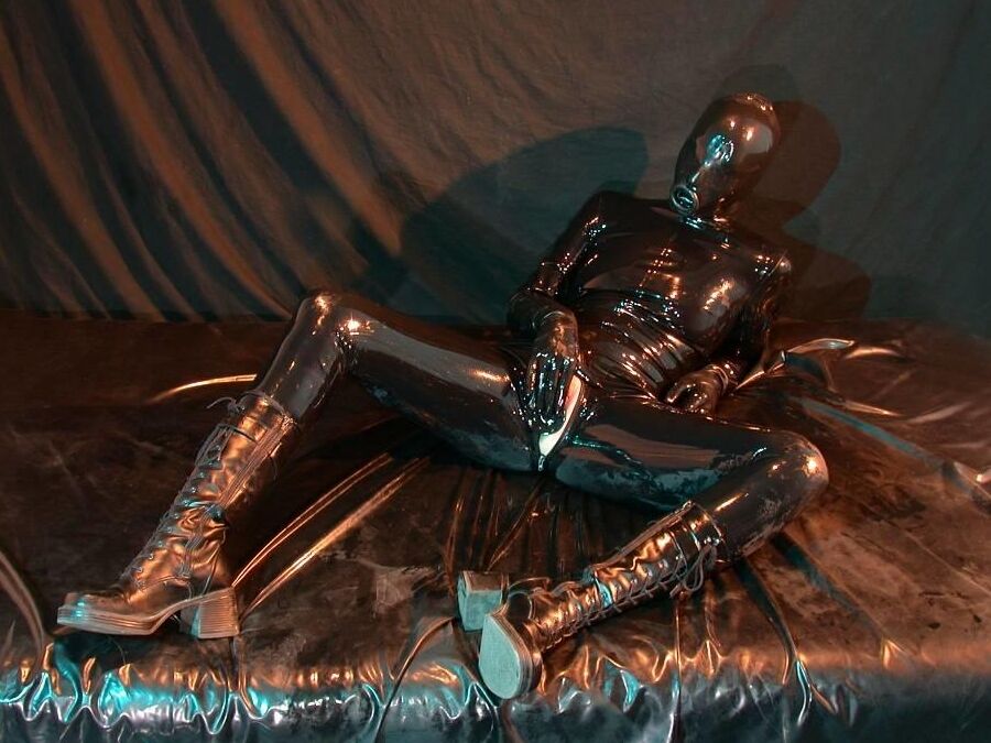 16P Images Rubber At The Latex Alien