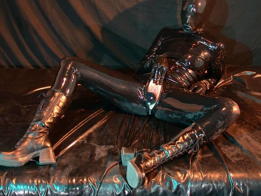 16P Images Rubber At The Latex Alien