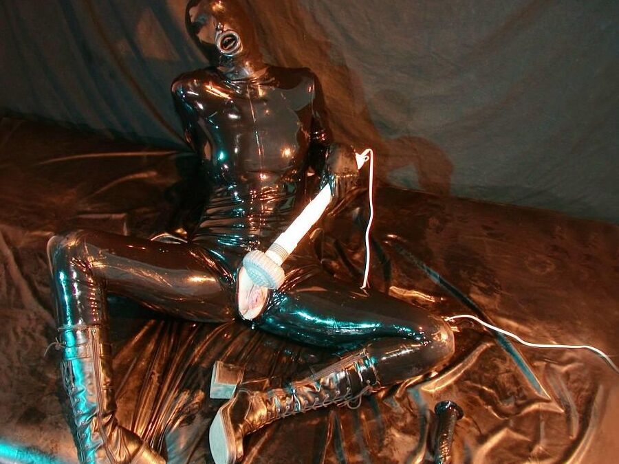 16P Images Rubber At The Latex Alien