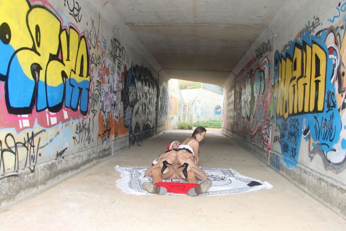 17P La traviesa colegiala latina Nikki Litte recibe una gran polla de Santa en el callejón