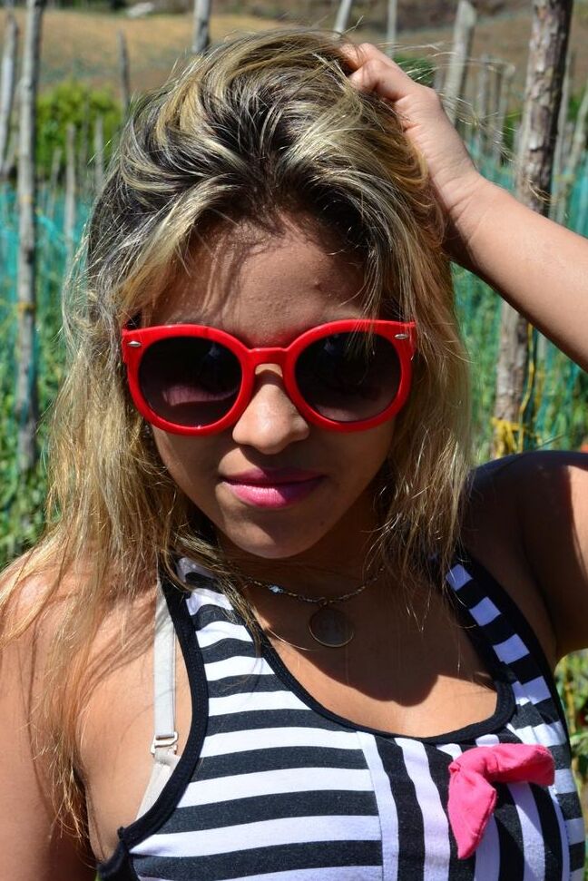 19P Petite Latina fofa Kathy Solis mostra calcinha fio dental
