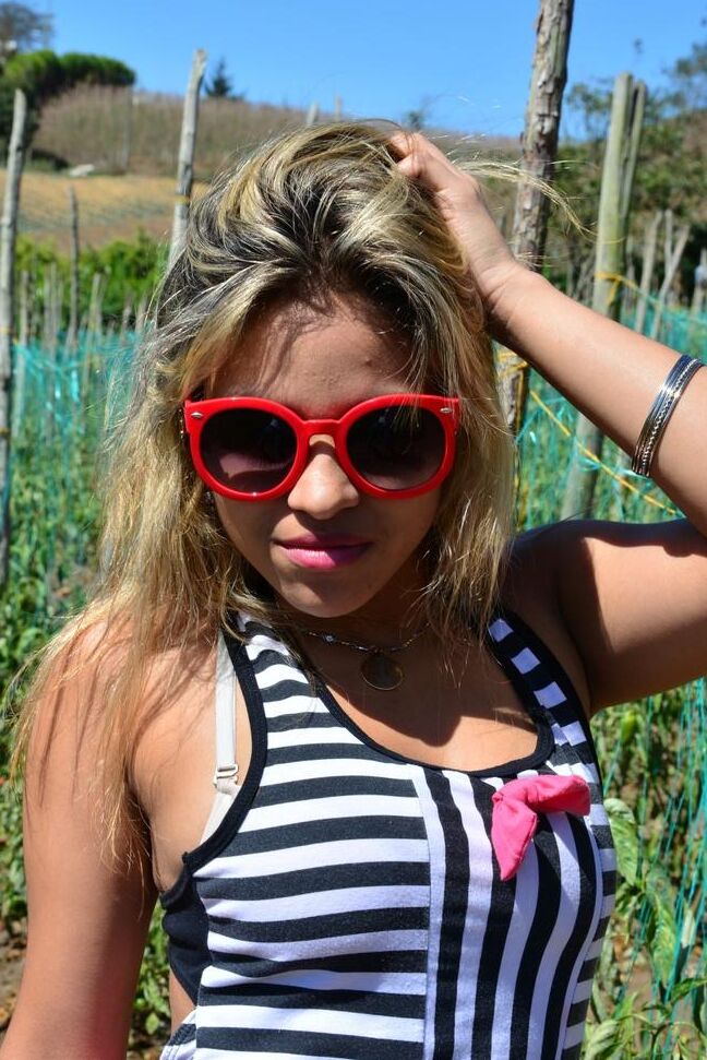 19P Petite Latina fofa Kathy Solis mostra calcinha fio dental