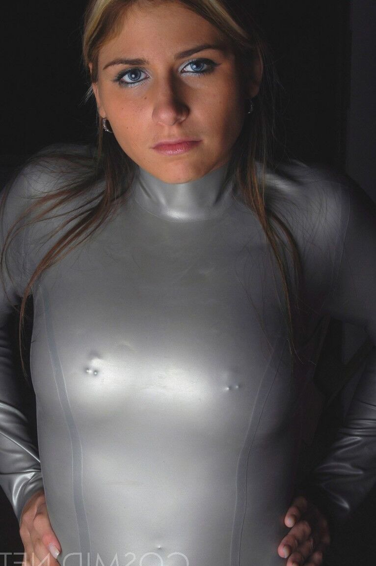 16P Tara amateur de ojos azules posando para hacer alarde de sus enormes tetas en látex ajustado