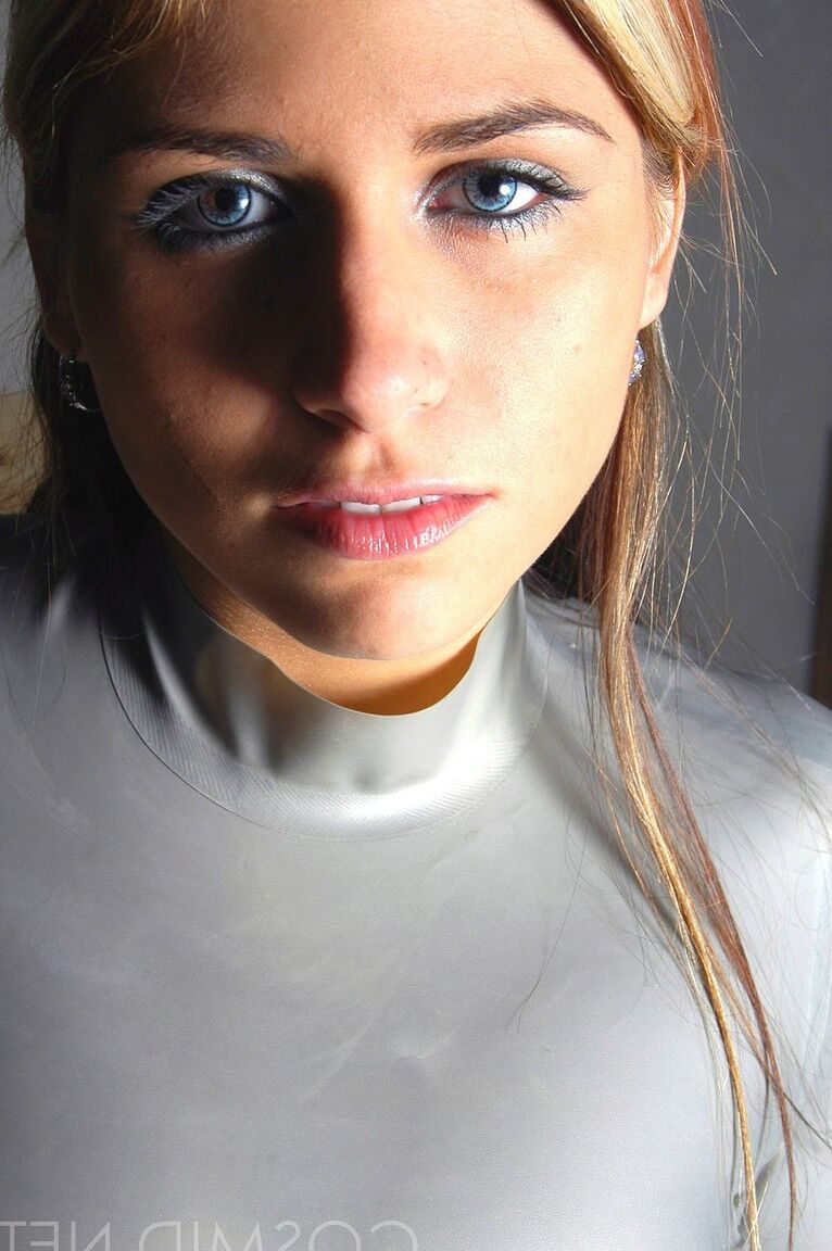 16P Tara amateur de ojos azules posando para hacer alarde de sus enormes tetas en látex ajustado