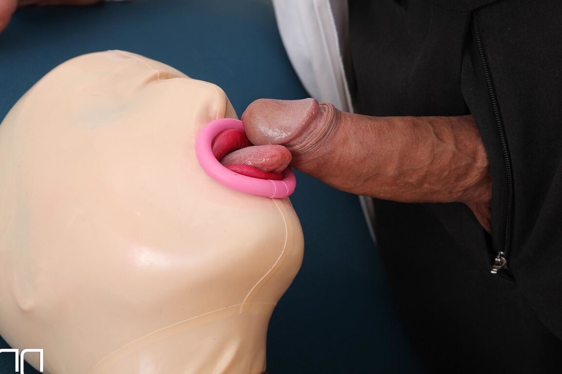 21P Mulher excêntrica em uma roupa de látex Lucy tem a boca fodida por um médico