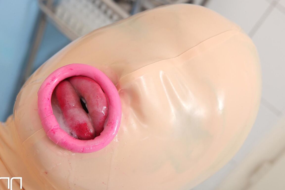 21P Mulher excêntrica em uma roupa de látex Lucy tem a boca fodida por um médico