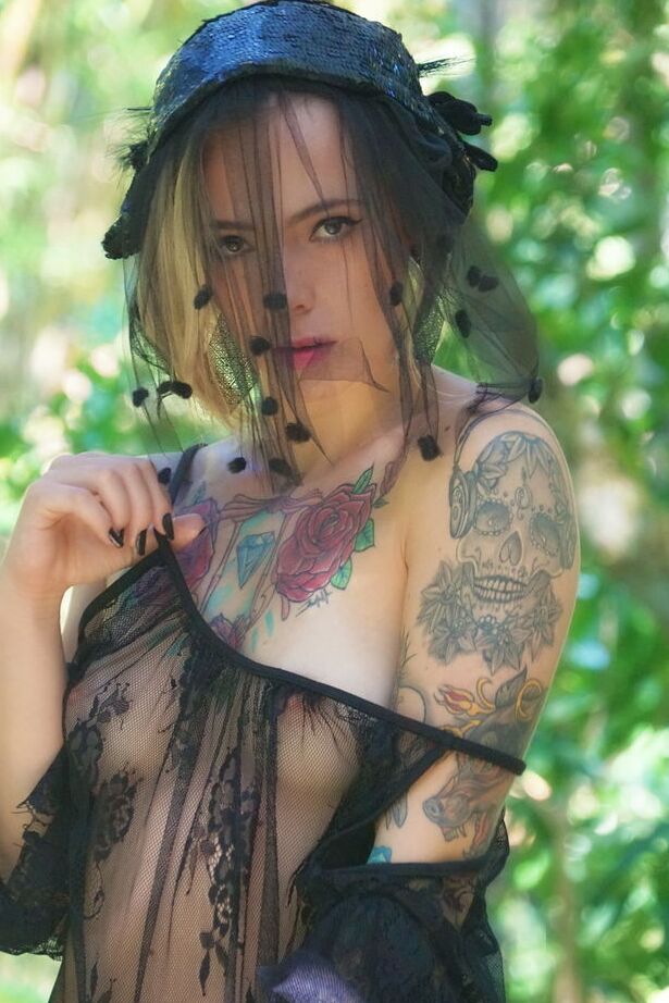 16P Samira affiche son corps sexy et tatoué alors qu'elle se déshabille en extérieur.