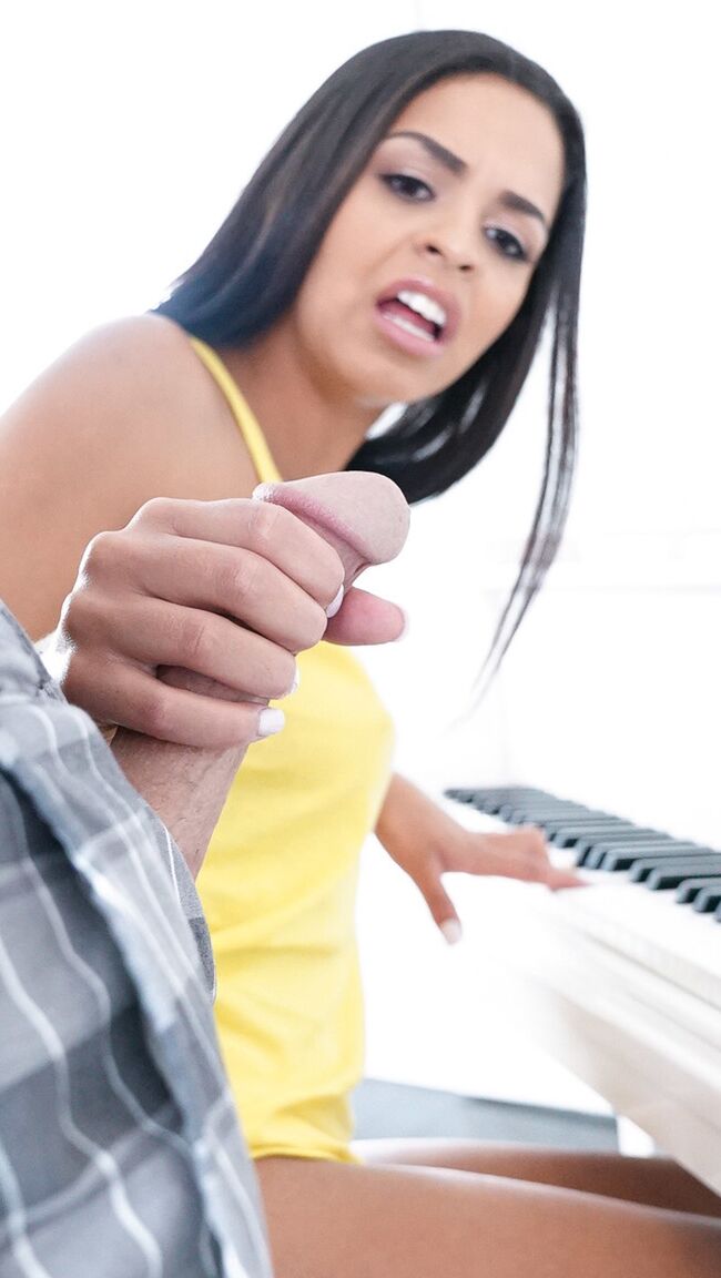 20P Une étudiante en musique sexy paie ses cours avec une branlette au piano
