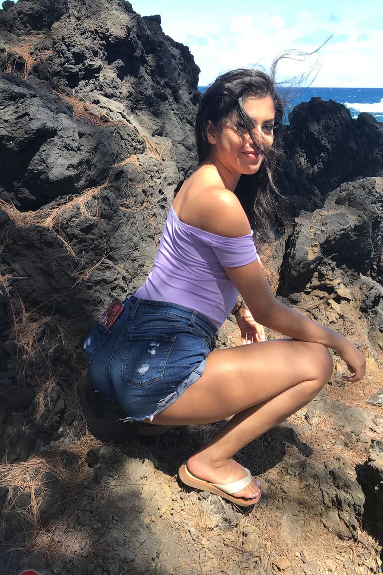 21P A adolescente latina sexy Sophia Leone posa com suas roupas sexy e nua na praia
