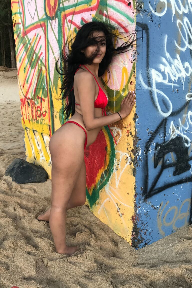 21P A adolescente latina sexy Sophia Leone posa com suas roupas sexy e nua na praia