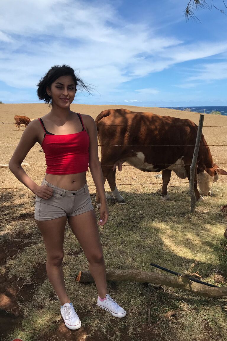 21P A adolescente latina sexy Sophia Leone posa com suas roupas sexy e nua na praia