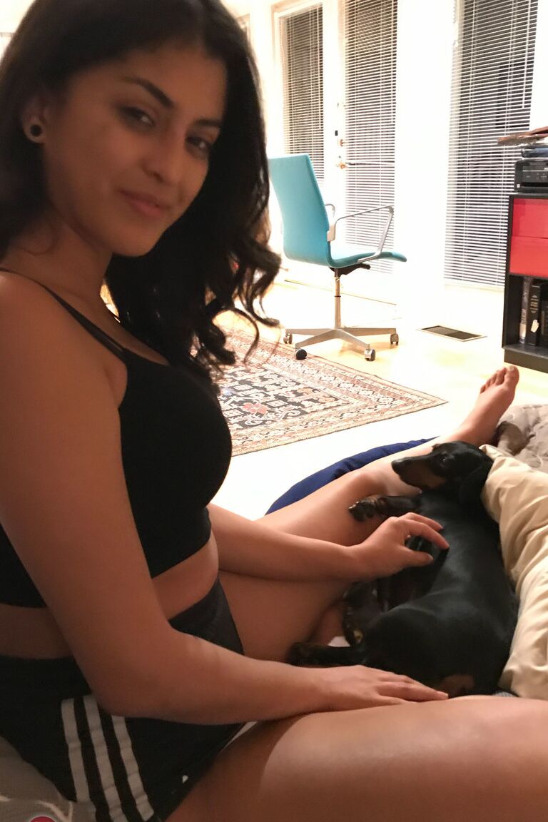 21P A adolescente latina sexy Sophia Leone posa com suas roupas sexy e nua na praia
