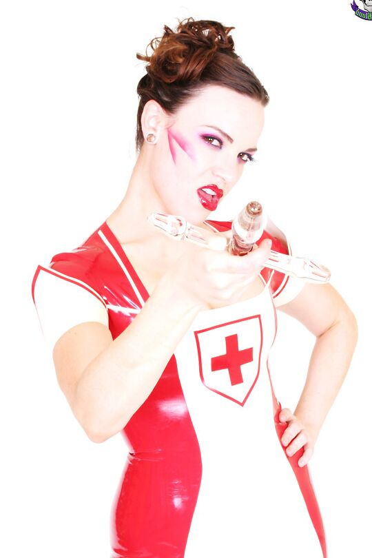 18P Rubber Dollies Versaute Fetisch-Krankenschwester fickt sich selbst