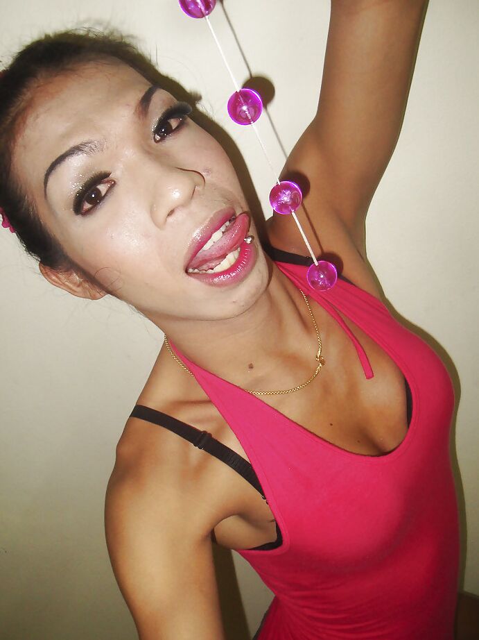 16P Kinky Thai shemale Noite ficando safada com contas anais brinquedo sexual