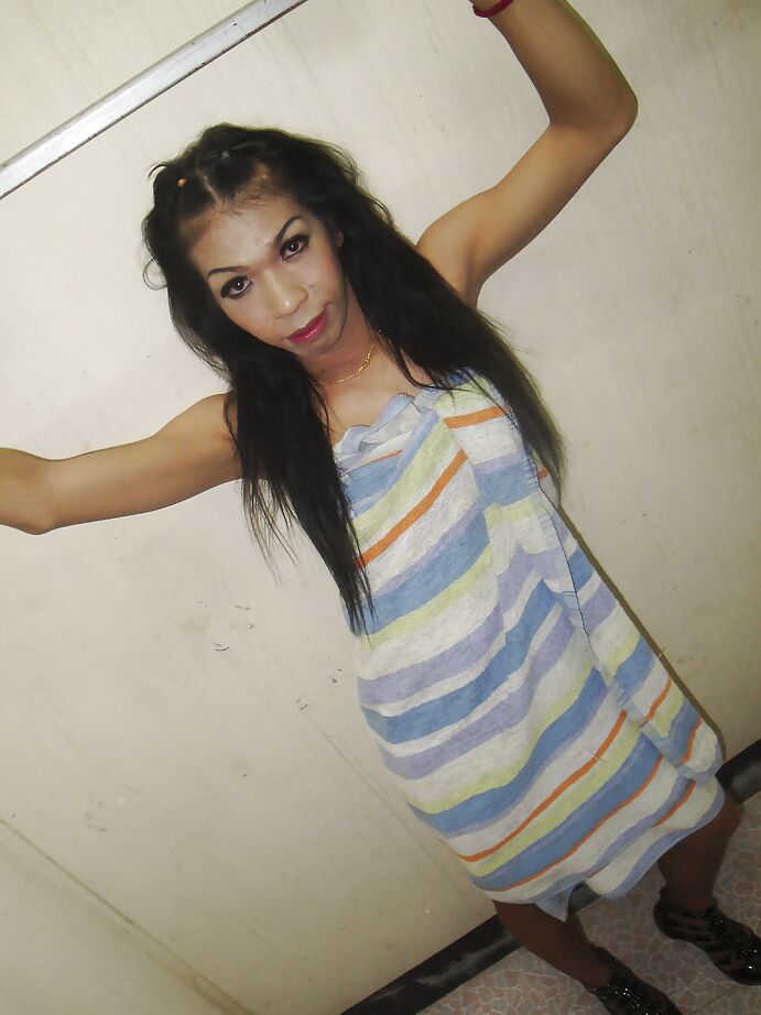 16P Kinky Thai shemale Noite ficando safada com contas anais brinquedo sexual