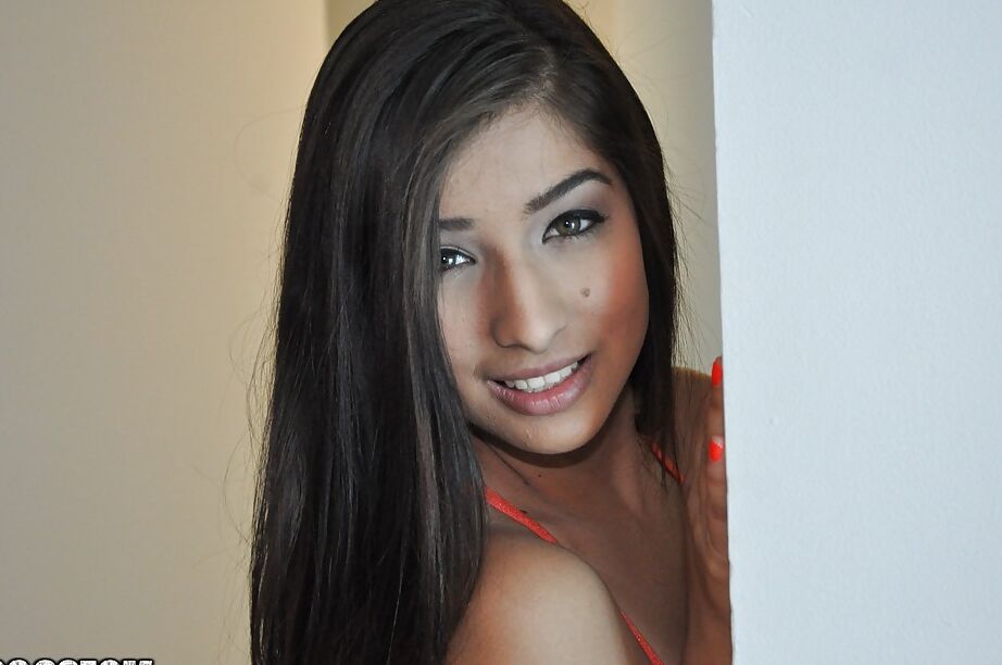 16P Latina incrivelmente sexy posando em lingerie transparente e mostrando seu corte