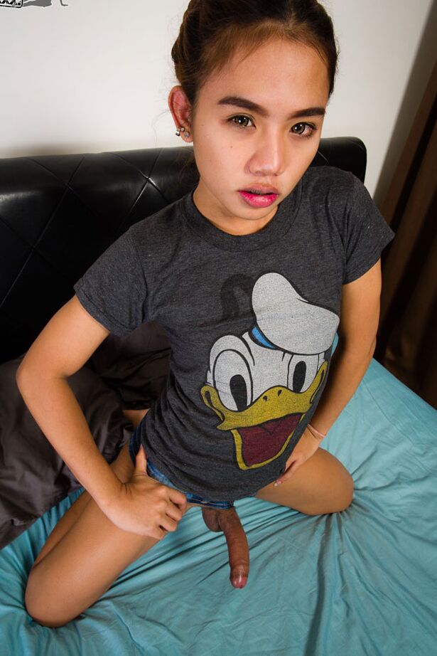 15P Wow Got is a stunning girl with a perfect and petite body, beautiful small