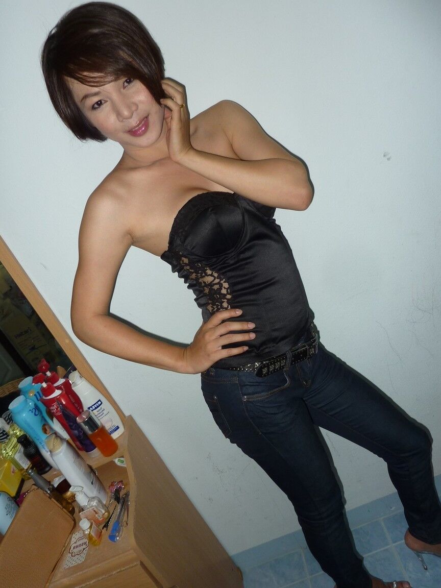 17P Hermosa transexual asiática de pelo corto Ice modela su cuerpo femenino