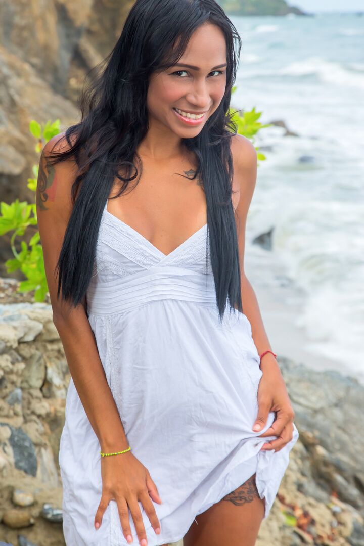 16P La joven de pelo oscuro Sofia Suarez se frota el coño caliente junto al océano