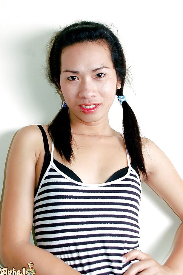 16P La linda ladyboy asiática Jan liberando su gran shecock peludo de las bragas