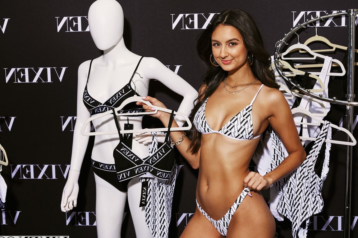 21P Vixen Eliza Ibarra, Mick Blue