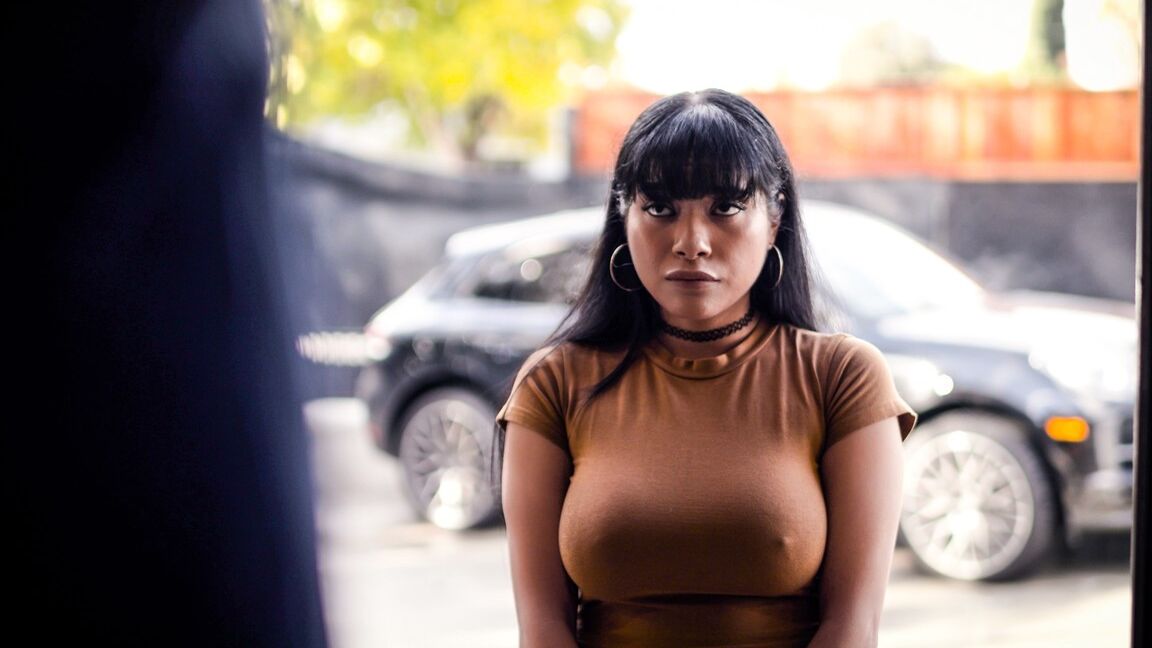 15P Empregada morena Aryana Amatista recebe gozada na boca depois de sexo na cozinha