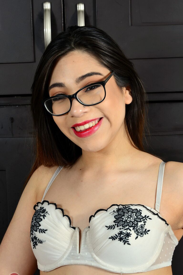 21P A adolescente venezuelana gostosa Luna Lust espalha sua buceta exótica