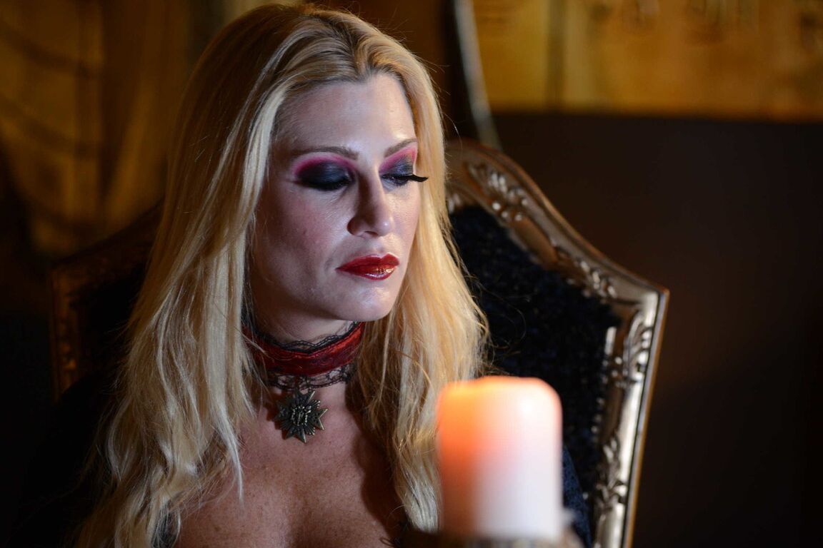 21P Amber Cox, jeune fille aux gros seins, se fait pilonner la chatte par un gros vampire chauve