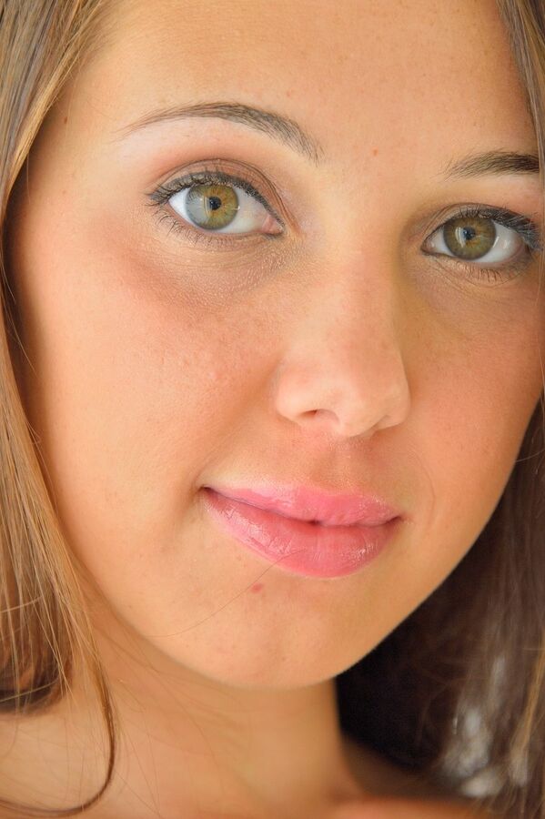 16P La hermosa adolescente Jenna se pone en cuclillas y juega