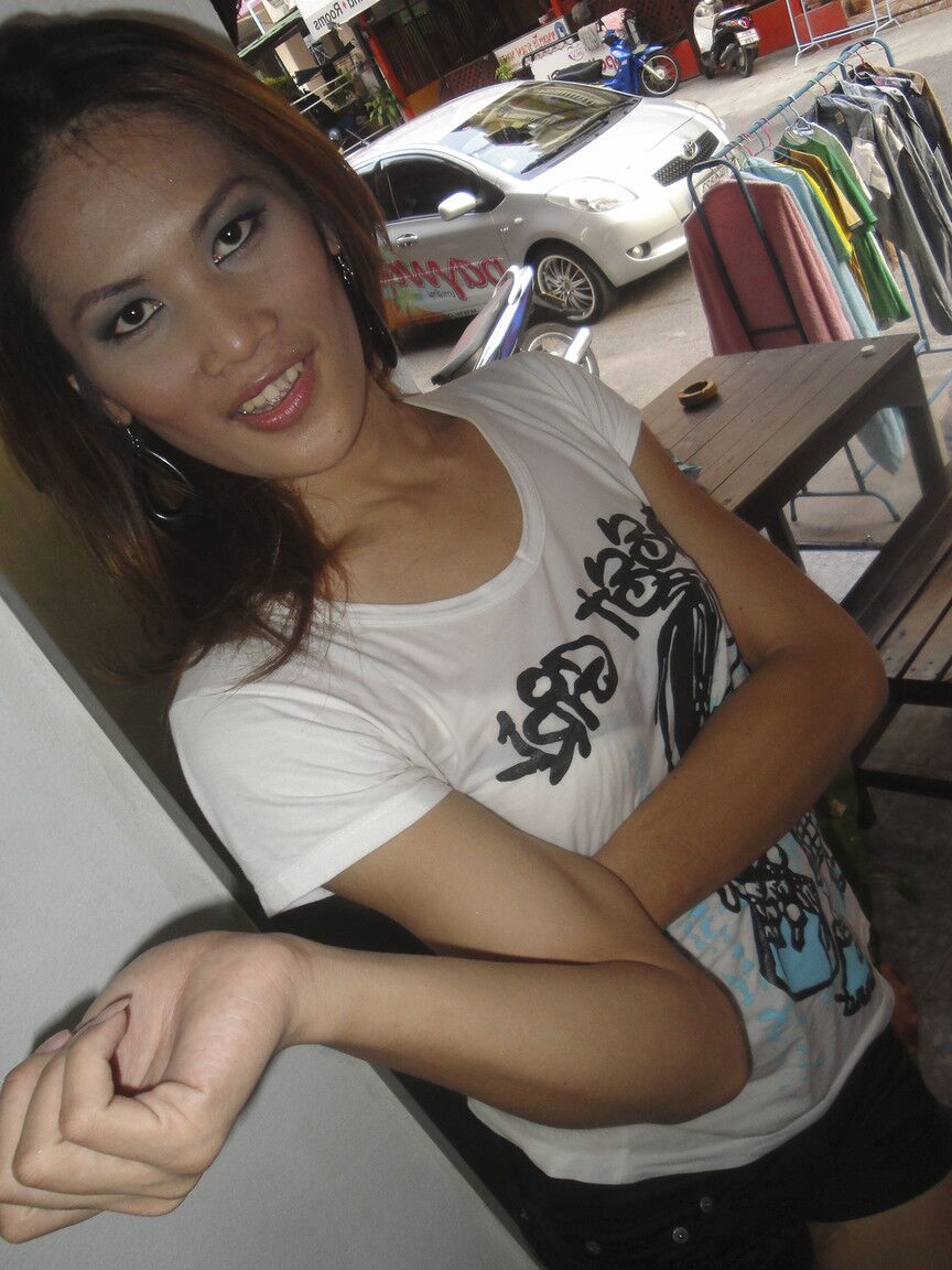 17P Petty transexual asiática AE trazos