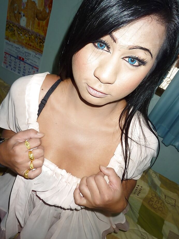 16P La jeune ladyboy thaïlandaise Namwan se déshabille sous la douche et se branle