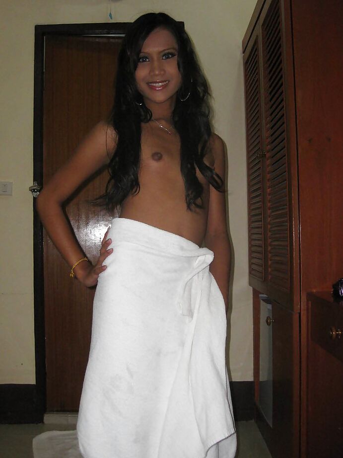 13P Pequeno tit Asiático adolescente travesti Bee posando e tirando a roupa em seu quarto