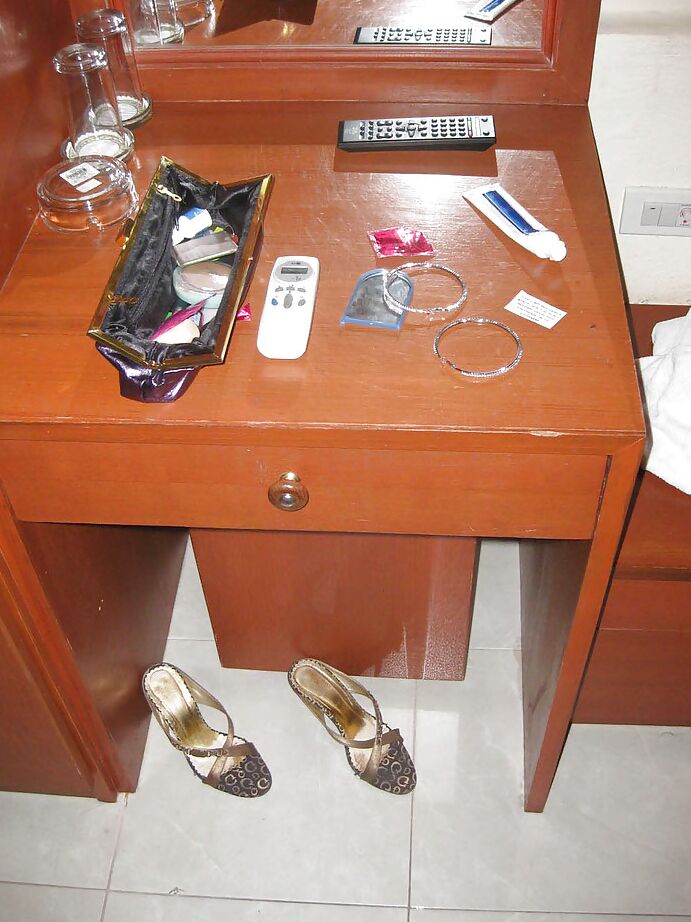13P Pequeno tit Asiático adolescente travesti Bee posando e tirando a roupa em seu quarto
