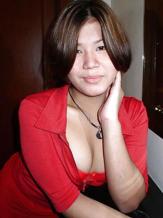 12P Hermosa ladyboy asiática metiéndose los dedos en el culo afeitado y abriéndolo