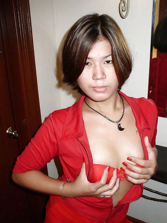 12P Hermosa ladyboy asiática metiéndose los dedos en el culo afeitado y abriéndolo