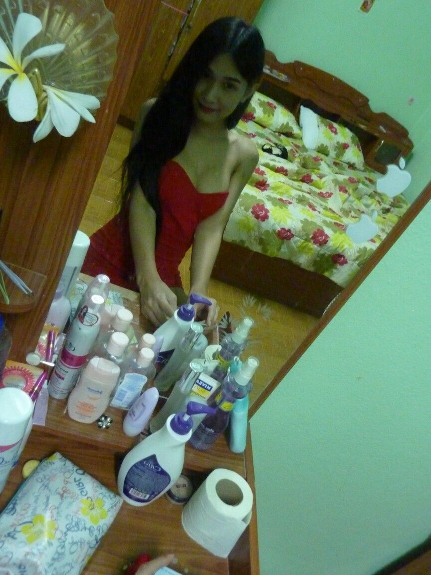 17P Travesti asiática sedutora com peitos grandes esticando a bunda e sacudindo o pau