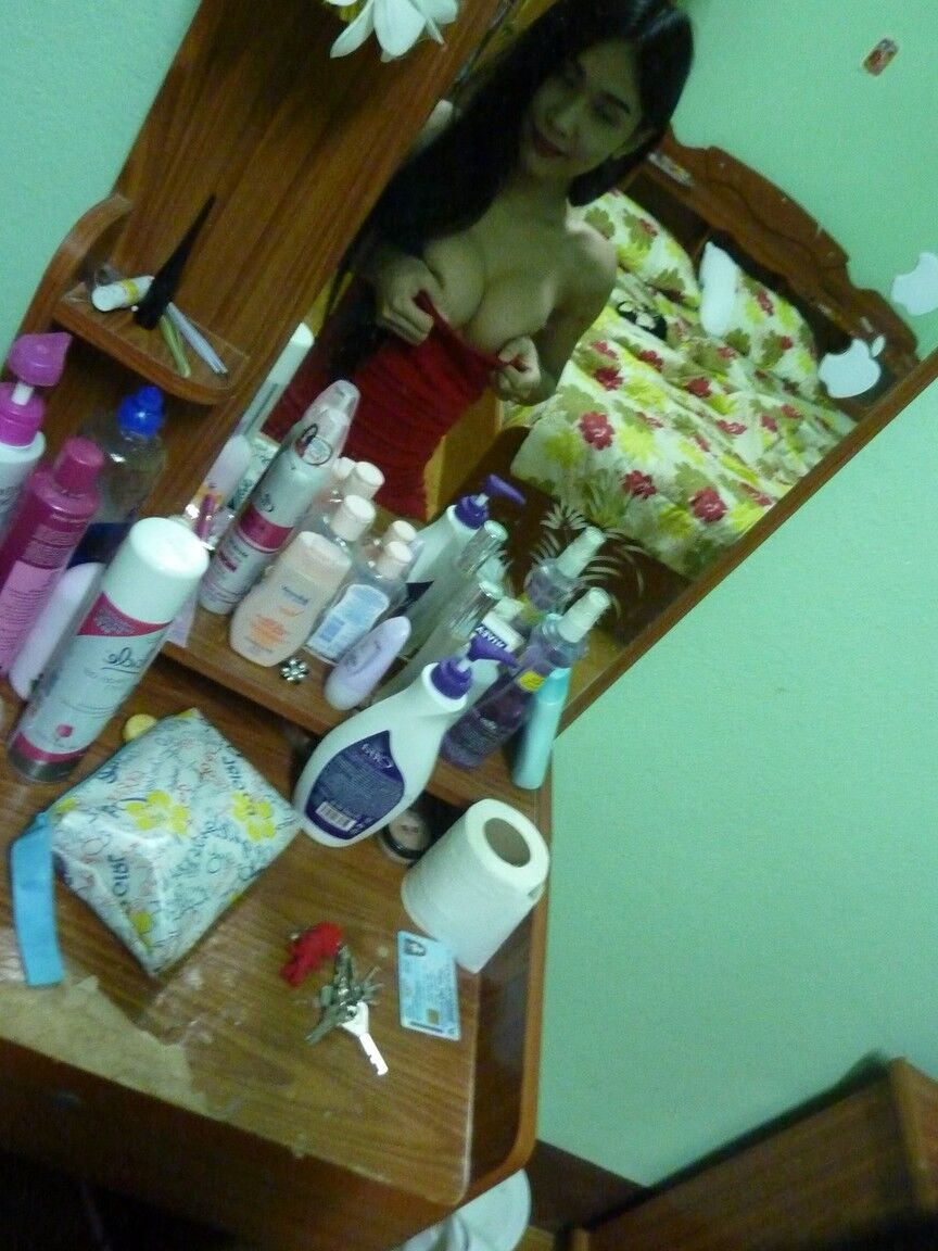 17P Travesti asiática sedutora com peitos grandes esticando a bunda e sacudindo o pau