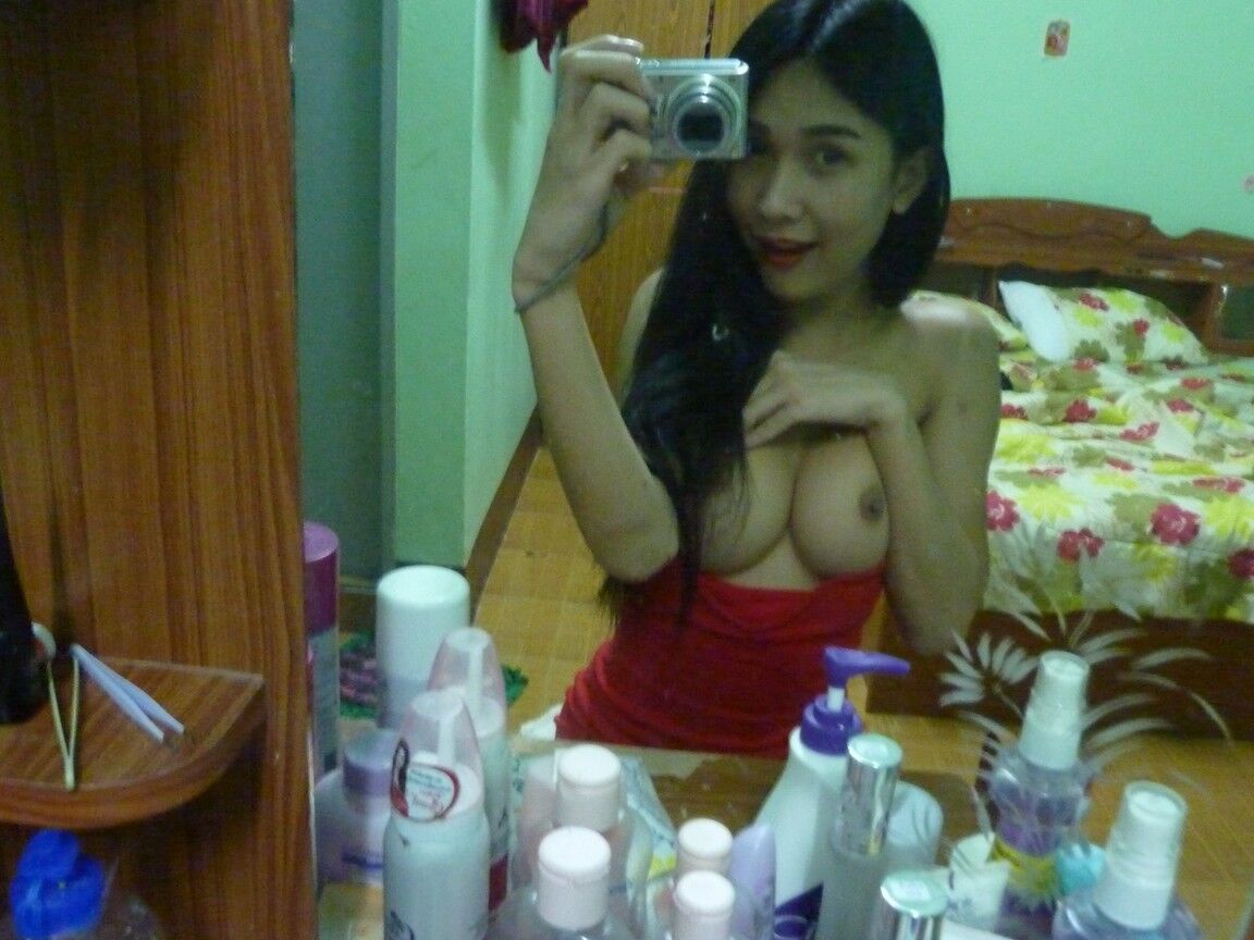 17P Travesti asiática sedutora com peitos grandes esticando a bunda e sacudindo o pau
