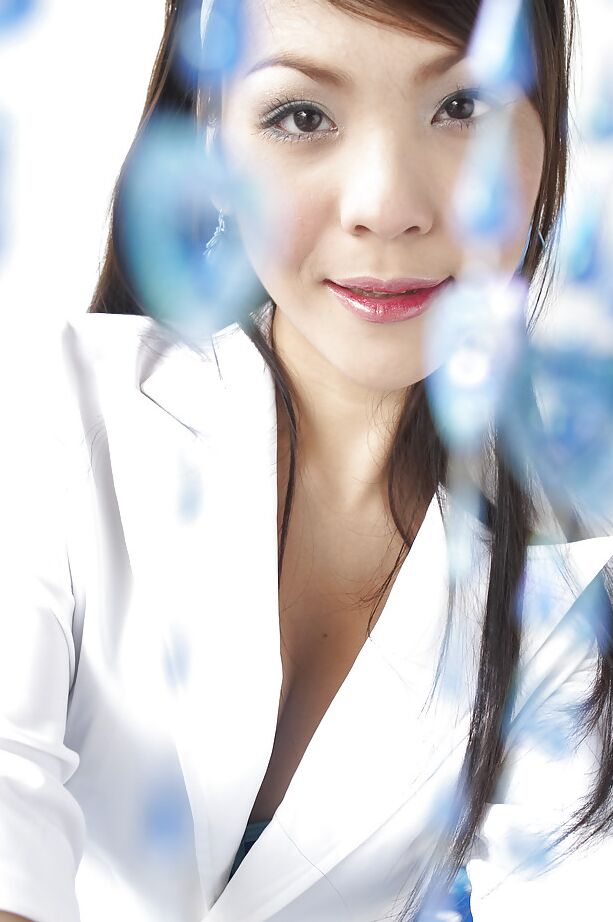 16P Der hübsche junge Ladyboy Momay hat perfekte Trans-Brüste und einen winzigen Schwanz