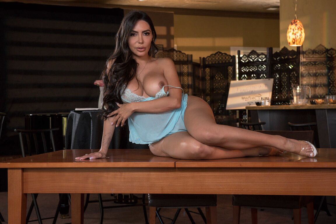 21P Lela Star, une MILF aux fesses bombées, affiche ses courbes incroyables en solo.