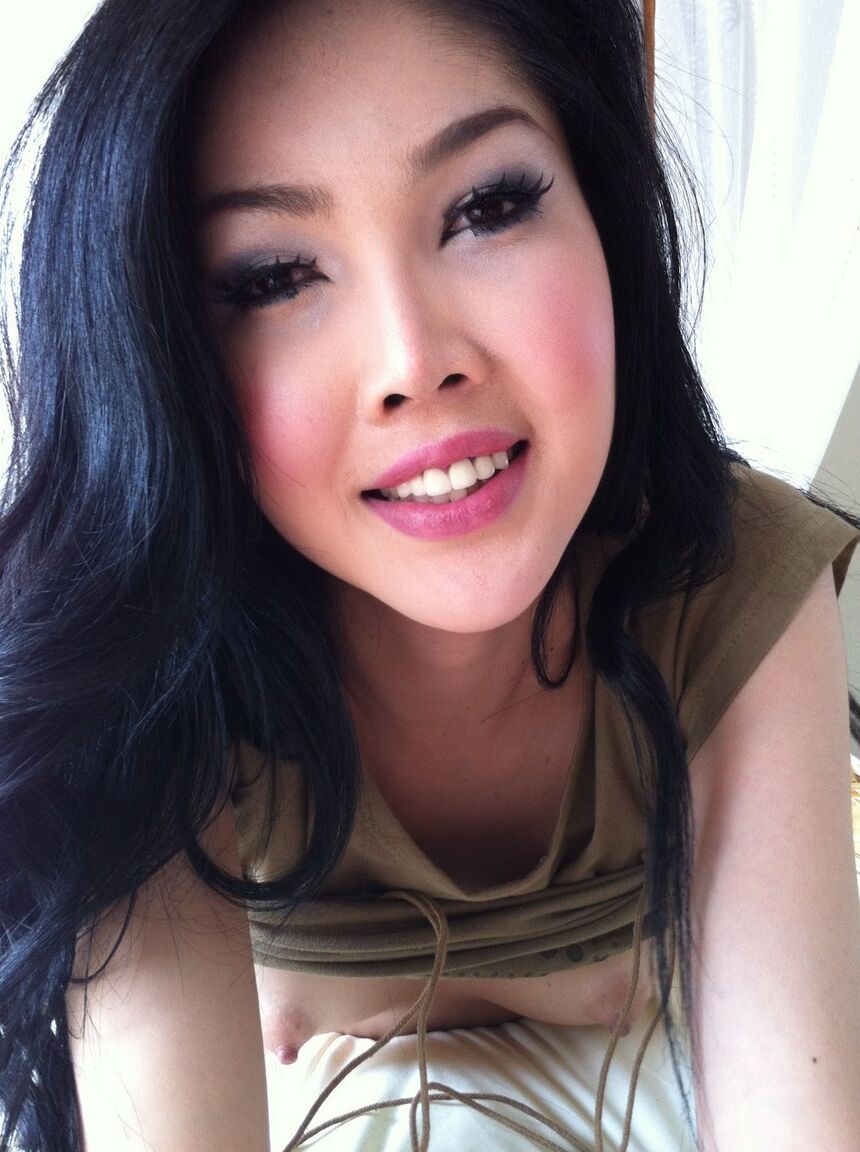 12P La ladyboy asiática Tukta se toma fotos de su coño posoperatorio y de su cara bonita