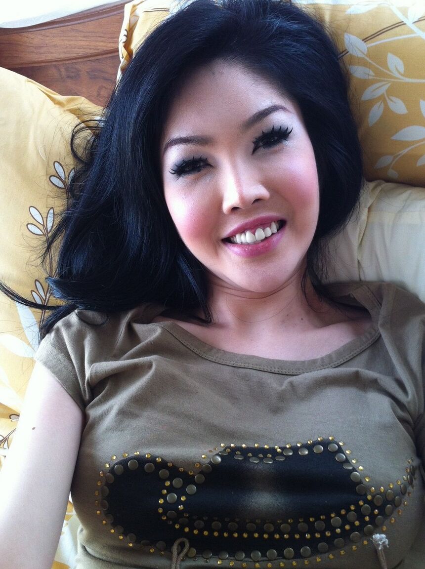 12P La ladyboy asiática Tukta se toma fotos de su coño posoperatorio y de su cara bonita
