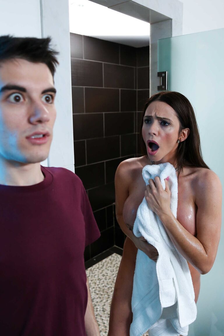 21P Mãe gostosa Ariella Ferrera ensaboa peitos grandes para foder peitinho enteado no banheiro