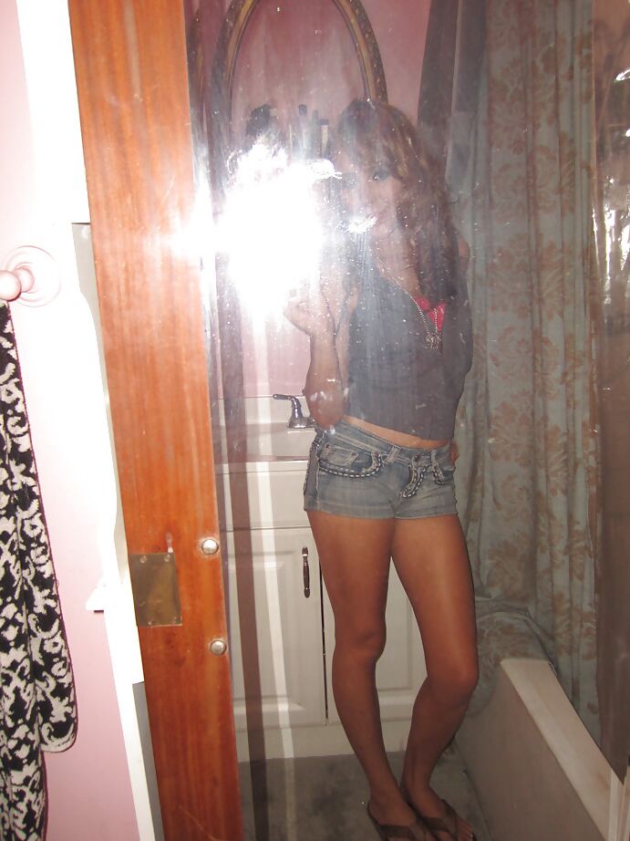 16P Gorgeous Latina Ella Milano is doing some self shots in close up