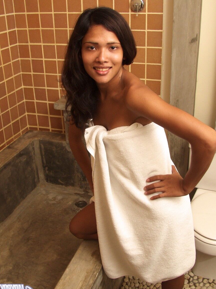 17P Ladyboy asiático Far 3 expõe seu shecock enquanto mergulha na banheira