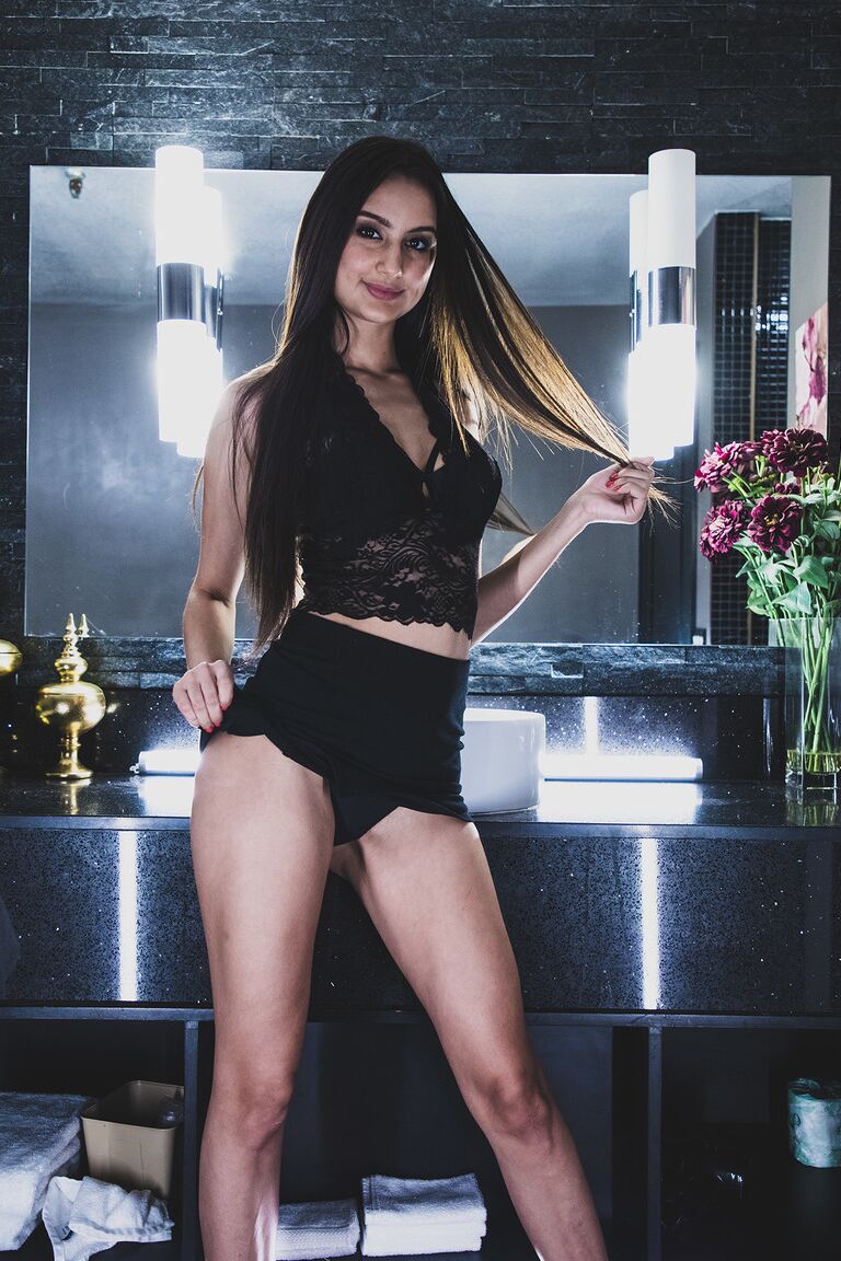 21P Der dünne Teenie-Pornostar Eliza Ibarra entblößt ihre Brüste und reibt ihren haarigen Muff