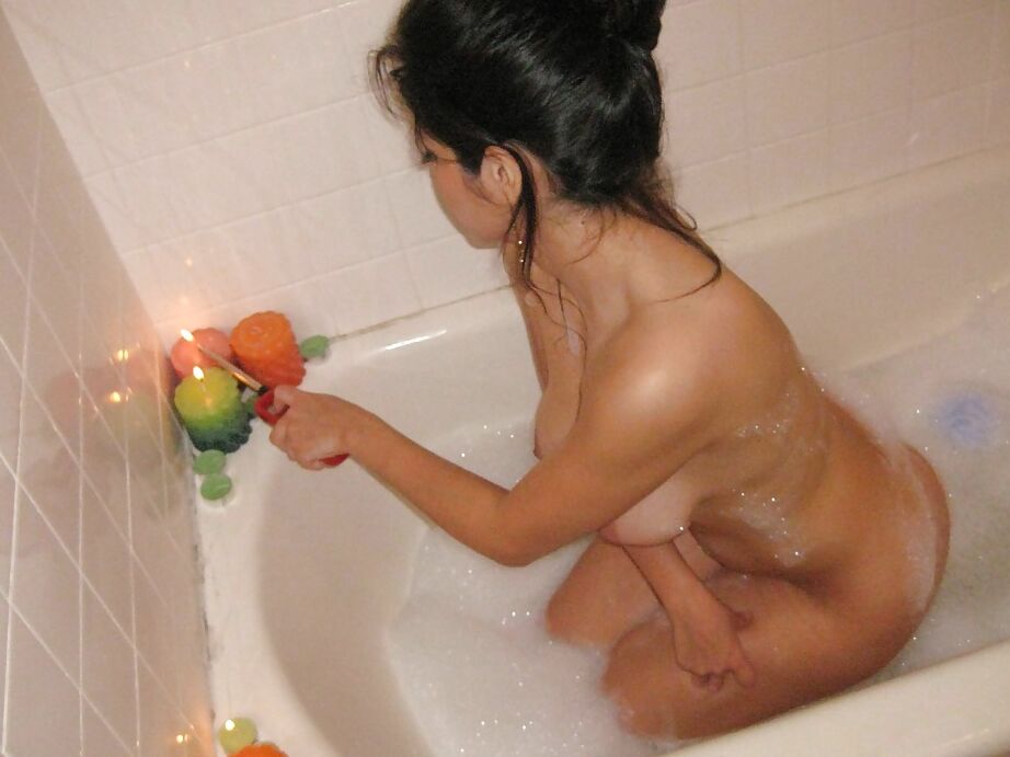 16P Novia latina tetona Evie Delatosso disfrutando de una copa de vino en la bañera