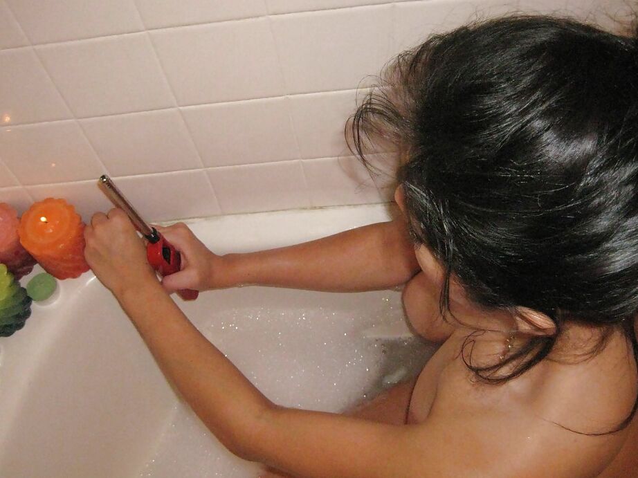 16P Novia latina tetona Evie Delatosso disfrutando de una copa de vino en la bañera