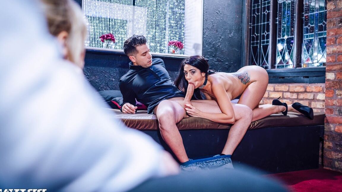 12P La estrella porno latina Julia De Lucia tiene sexo mientras un par de hembras la miran